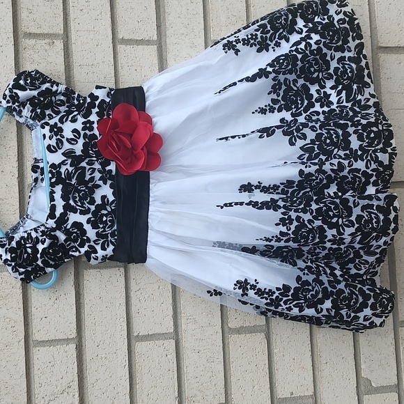 Black & White Dress - Picture 2 of 10